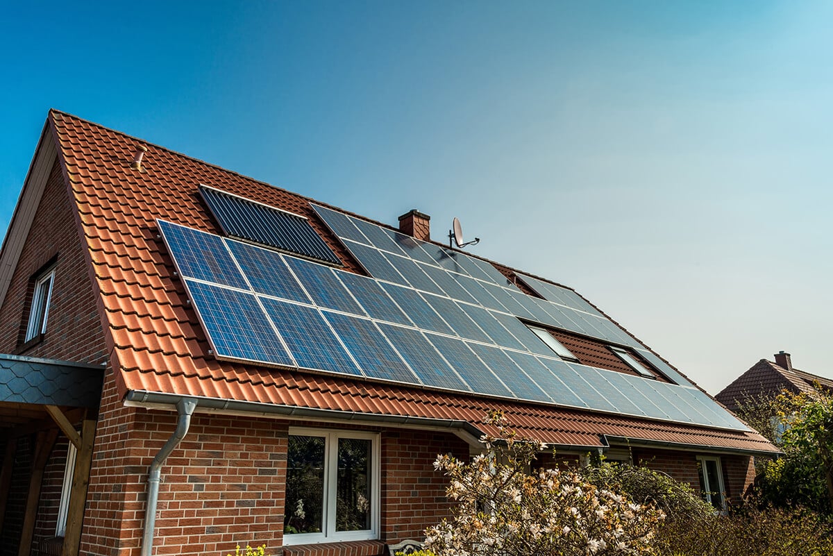 Panneaux photovoltaïques installés sur une toiture résidentielle.